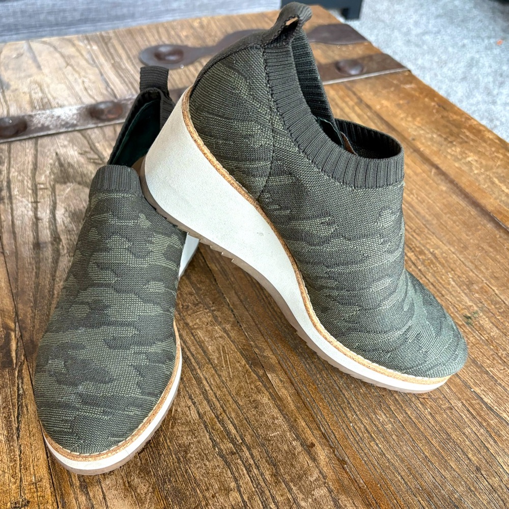Sofft Elesia Stretch Wedge Sneaker in Olive Green size 8